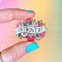 Le nouveau chaud coloré mignon épingles badge en gros logo personnalisé blanc dessin animé délicatesse paillettes lettre bijou broche avec des vêtements