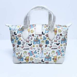 กระเป๋าโท้ทสะพายข้างลายการ์ตูนรูปหัวหนูสีทอง พร้อมสายปรับระดับได้ กันน้ำ และเป็นมิตรกับสิ่งแวดล้อม ทำจากไนลอน - Product Image 3