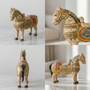CHEVAL SÉCURÉTÉ PAR LES MAINS - Figurine de cheval en bois beige peinte à la main, lot de 4, Studio Views, Indien (30 CM X 9.5 CM X 29 CM) - Product Image 6