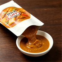 Sachet d'emballage alimentaire à faible MOQ, finition mate, scellé sur 3 côtés, pochette plate avec encoche de déchirement pour l'emballage de sauces
