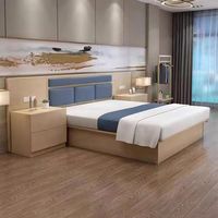 Ensemble de meubles de chambre à coucher : Lits jumeaux, lit plateforme en bois avec tête de lit capitonnée bleue et tables de chevet