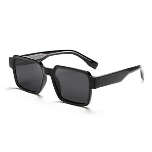 Gafas de sol rectangulares retro Greyjack 53 mm TR con montura metálica UV400 polarizadas unisex negras K028 - Product Image 3