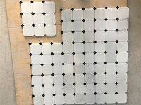 Surface polie de tuile de mosaïque de marbre naturel mélangée par blanc et noir de conception moderne pour la décoration intérieure de villa