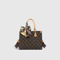 Sac à main design luxueux pour 2025. Équipé d'une fermeture éclair. Sac fourre-tout rétro à la mode. Peut être transporté à la main.6030