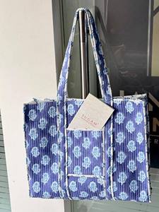 Bolso tote informal de algodón acolchado con estampado floral decorativo hecho a mano, ideal para viajes diarios y artículos esenciales. - Product Image 4