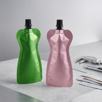 Pochettes à boisson avec bouchon à vis de qualité alimentaire, légères et bloquant la lumière et l'oxygène pour une conservation optimale, logo et taille personnalisés