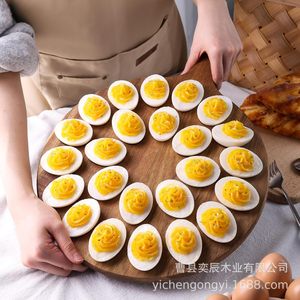 Plateau de service rond en bois avec poignée pour la présentation d'œufs et de fromages - Product Image 1