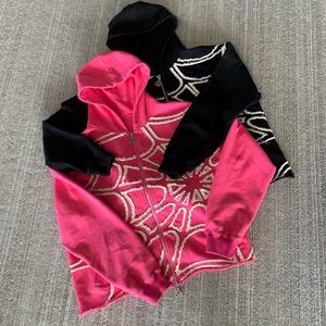 Sudadera con capucha para hombre, personalizada OEM, con parches bordados, con cremallera, efecto desgastado, bajo sin rematar y corte recortado, modelo Spidere - Product Image 3