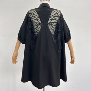 Camicia Oversize <span class=keywords><strong>Nera</strong></span> di Lusso Casual da Donna con Ricamo in <span class=keywords><strong>Tulle</strong></span> a Farfalla sul Retro e Maniche a Sbuffo - Product Image 4
