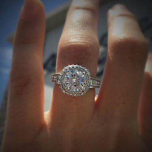 Anello di Fidanzamento F825 per Donna in Oro Bianco con Diamante Taglio Brillante Rotondo Colore G Naturale Design Halo - Product Image 6