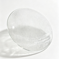 Assiettes de présentation rondes en plastique de 7 pouces avec bord doré et texture lignée horizontale pour la décoration de table de mariage, banquet ou fête
