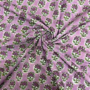Tissu en coton imprimé à la main avec des fleurs roses et un motif de feuilles vertes |   Tissu imprimé ethnique indien traditionnel - Product Image 1