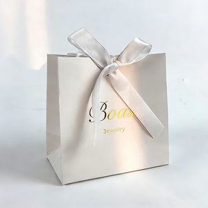 Sacs en papier rose de luxe avec poignée, personnalisés avec logo de marque, pour la promotion, la vente au détail de vêtements, les cadeaux, les achats et les bijoux. - Product Image 5