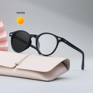 Gafas de sol Partagas Retro Designer con logotipo personalizado, redondas, fotocromáticas, con bloqueo de luz azul y protección UV400 para mujeres y hombres - Product Image 1