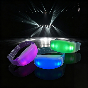 สายรัดข้อมือ LED ไร้สายควบคุมด้วยรีโมท สำหรับเชียร์กีฬาในสนามกีฬา อุปกรณ์ประกอบการเชียร์แฟนคลับ - Product Image 1