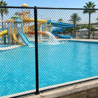 Clôture en grillage métallique à mailles losangées revêtue de PVC pour terrains de sport et sécurité temporaire sur les chantiers de construction