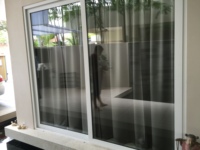 Porte coulissante moderne UPVC/PVC à deux/trois voies avec grilles pour balcon ou cuisine
