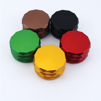 Vente en gros 63mm unique broyeur d'épices tabac à rouler accessoires pour fumeurs Logo graver couvercle magnétique broyeur d'herbes en aluminium