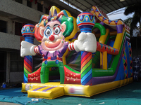 Structure gonflable géante de cirque avec toboggan, château gonflable, échelle d'escalade et double piste de glisse, équipement de parc d'attractions pour carnaval