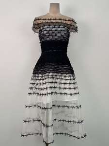 <span class=keywords><strong>Robe</strong></span> en maille à dégradé <span class=keywords><strong>noir</strong></span> et blanc, design vietnamien tendance Bettergirl 2025 - Product Image 6