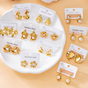 Boucles d'oreilles en gros en acier inoxydable doré avec accents de perles, motifs floraux et géométriques tendance, pendantes - Product Image 1