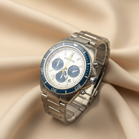 Jam Tangan Kronograf Baja Tahan Karat Perak dengan Dial Putih, Sub Dial Biru, Bezel Biru, dan Tali Terintegrasi