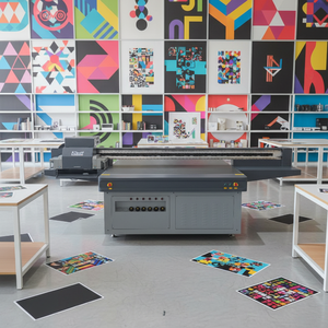 Imprimante à plat UV automatique nouvelle génération pour <span class=keywords><strong>plexiglas</strong></span> et acrylique, encre UV multicolore, 2030 - Product Image 1