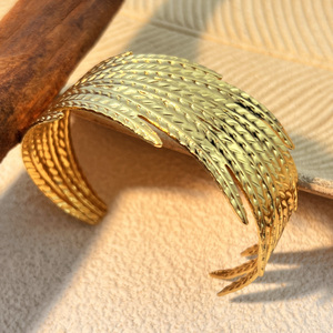 Bracelet unisexe en acier inoxydable plaqué or véritable 18 carats, non décolorant, simple et élégant, motif plume, idéal pour cadeau, vacances, soirées - Product Image 3