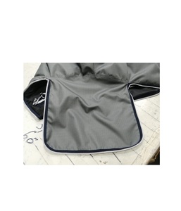 Manta para Caballo Resistente y Duradera con Tela Transpirable para Uso en Establos y Clima Frío - Product Image 3