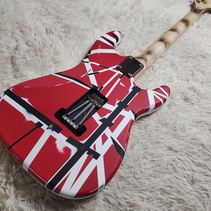 גיטרה חשמלית איכותית לשמאליים, גימור EVH Stripe Relic, גוף מלא מהגוני, גימור מבריק, ביצועים מקצועיים, יוניסקס - Product Image 4