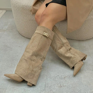 Botas de tacón grueso de talla grande 45 con punta en pico y superposición de gamuza, botines plegables hasta la rodilla con decoración metálica para mujer - Product Image 3