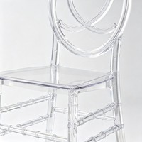 Chaise d'événement empilable en plastique transparent avec dossier Infinity et structure robuste pour location de fêtes en plein air