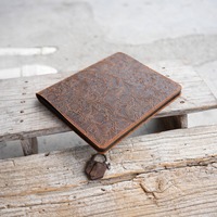 Personnalisation OEM ODM de l'étui Kindle Scribe en cuir véritable avec logo gravé, support magnétique et porte-stylet, fabrication sous marque privée