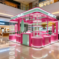Kiosque de bijouterie rose pastel et menthe, stand modulaire avec présentoirs cylindriques éclairés par LED