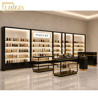 Étagères de présentation de parfums sur mesure en noir et or, avec éclairage LED et gondole, pour boutique professionnelle.