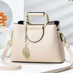 Estilo novedoso 2022, nueva moda, bolso cruzado de felpa a <span class=keywords><strong>la</strong></span> moda <span class=keywords><strong>simple</strong></span>, bolso de hombro de lujo para mujer, bolsos de mano - Product Image 4