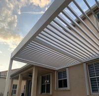 Pergola DIY 5x5m avec toit en aluminium à lames orientables, panneaux à lames fixes avec cadre thermolaqué, bois traité sous pression naturel