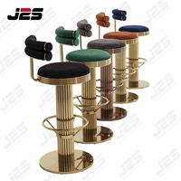Tabouret de bar en tissu moderne disponible avec base en métal doré et repose-pieds pour restaurants et cuisines de luxe