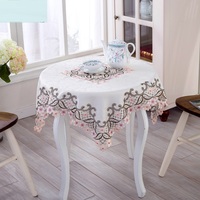 Chemins de table ronds carrés en mélange de lin brodé de style européen Nappe de table