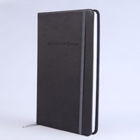 Carnet personnalisé avec papier offset 100 g/m², reliure cousue, lignes de grille pointillées, format A7, bande élastique, porte-stylo