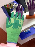 Le terrain de jeux pour enfants utilise des gants de protection en latex antidérapants et résistants à l'usure