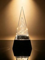 Trophée pyramidal en cristal gravé au laser sur mesure, récompense de reconnaissance professionnelle, cadeau souvenir, avec emplacement pour montre