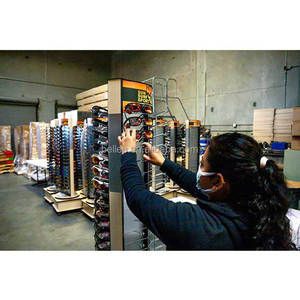 Cửa Hàng Quang Học Di Động Hai Mặt Sàn Đứng Bằng Gỗ Xoay Kính Râm Hiển Thị - Product Image 3