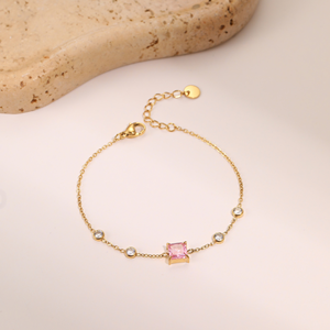 สร้อยข้อมือไทเทเนียมสตีลทรงสี่เหลี่ยมประดับเพชรซิร์โคเนียสไตล์ฝรั่งเศส - ชุบทองไม่ลอก ทนทาน ใช้งานได้หลากหลาย และหรูหรา - Product Image 3