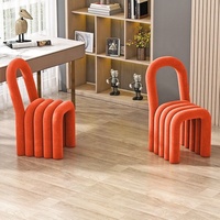Fauteuil d'appoint tubulaire en velours, confortable et sculptural, avec dossier solide et rembourrage doux, idéal pour salon et hôtel