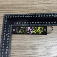 Gantungan kunci kain bordir kustom gantungan kunci anyaman Label pribadi gantungan kunci OEM ODM gantungan kunci karabiner Promosi pesanan jumlah besar