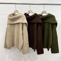 Pull en maille pour femme à épaules dénudées avec cape superposée, manches longues à revers côtelés et ourlet irrégulier, marque privée