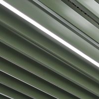 Système de pergola à lames orientables imperméable pour une protection complète contre la pluie lorsqu'il est fermé