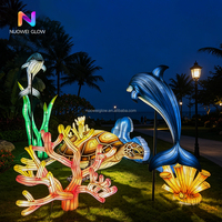 Ensemble de lanternes en fer NUOWEI GLOW de grande taille avec des motifs marins (Dauphins, Tortues Marines, Algues). Lumières LED intégrées, durables et étanches