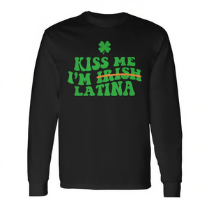 Camiseta de Manga Larga con la Frase 'Kiss Me I'm Latina' para la Celebración del Día de San Patricio, Producto Promocional - Product Image 2